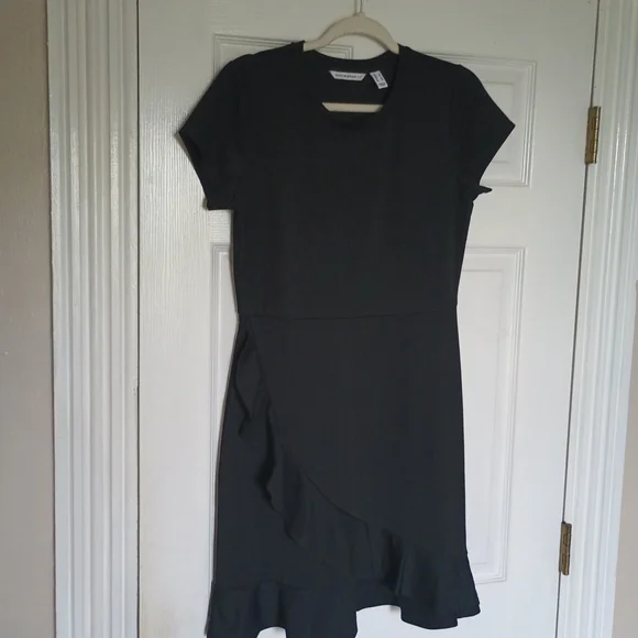 Isaac Mizrahi Black Ruffled Sheath Dress Isaac Mizrahi Black Ruffled Sheath Dress